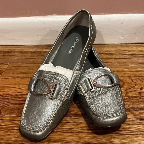 NWOT St. John’s Bay Silver Leather Flats Size 9 - Picture 1 of 7